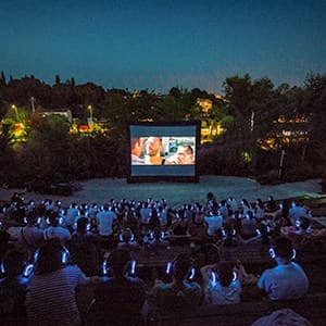Projection de cinéma en plein air avec casques sans fil