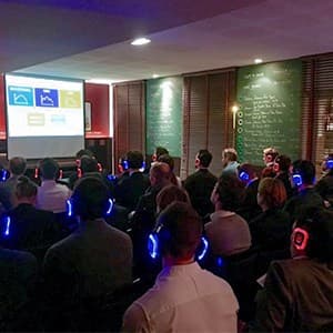 Public en conférence équipé de casques sans fil