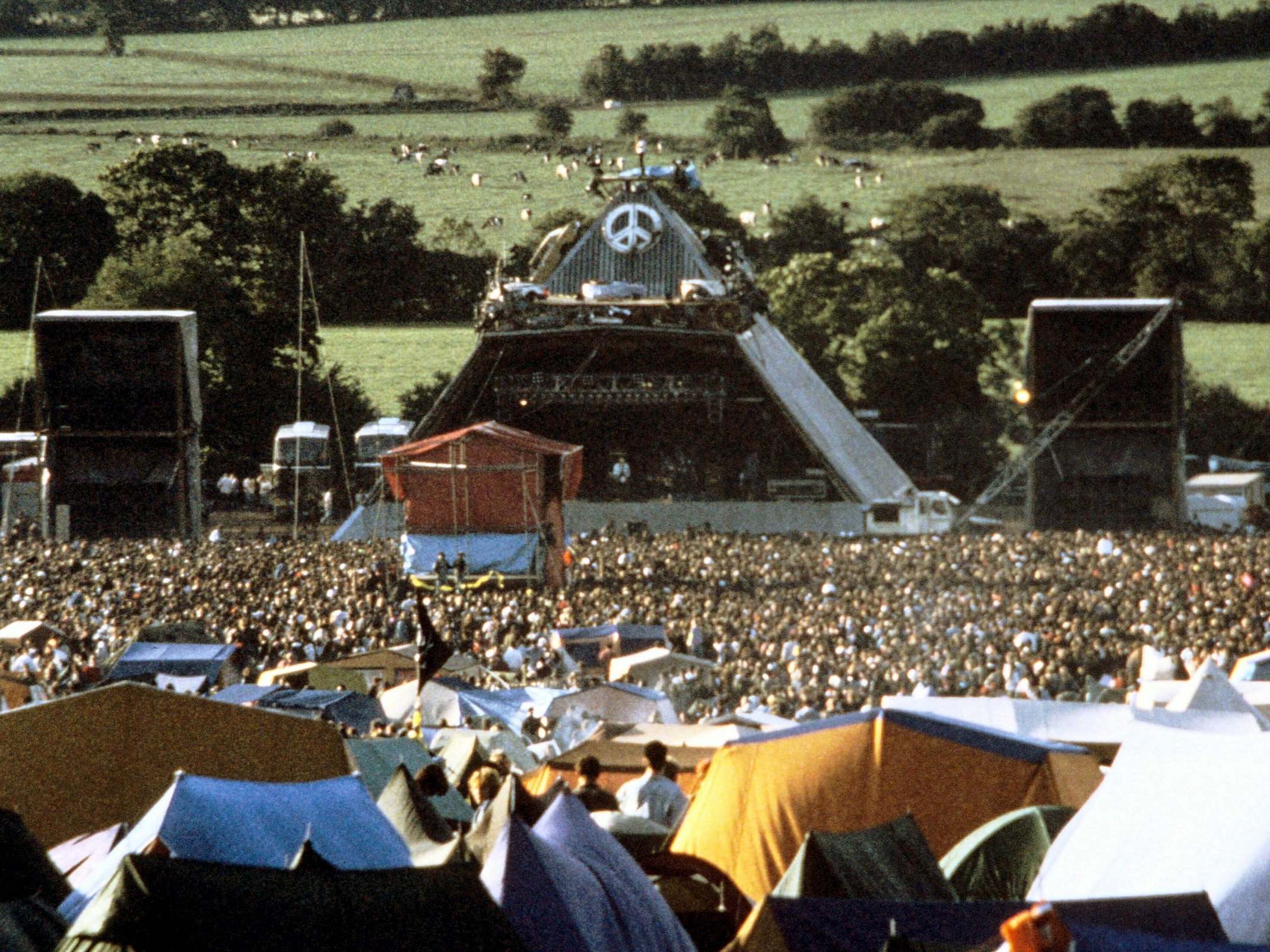 Public du festival Glastonbury en 1994 devant un écran géant
