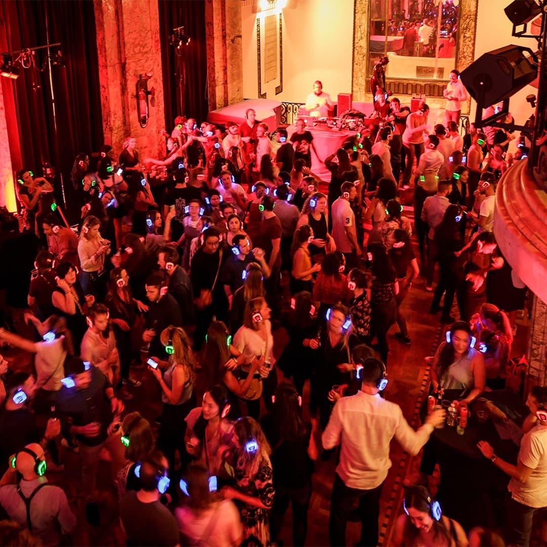 Silent party, invités équipés de casques lumineux sur la piste