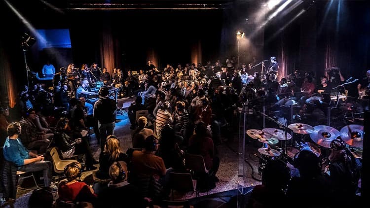 Concert silencieux, public au casque devant la scène