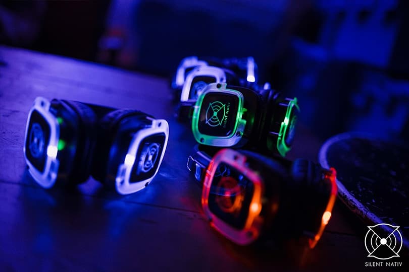 Casques sans fil Silent Nativ éclairés en bleu, rouge et vert