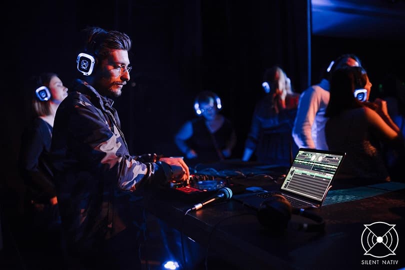 DJ animant une silent party